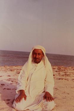 الوالد خليفه 1980 على شاطئ الغاريه
