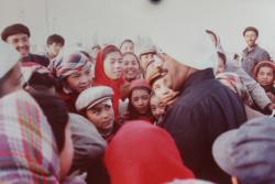 علي في غشغر غرب الصين مع أطفال مسلمين- رحلة مع ألاغاخان 1980
