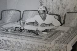 علي 1956- في نادي العمال في مسيعيد