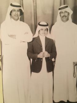 شقيقي يوسف و محمد بن ناصر العطية  ابن شقيقتي و انا في صورة عائلبة - حوالي 1973